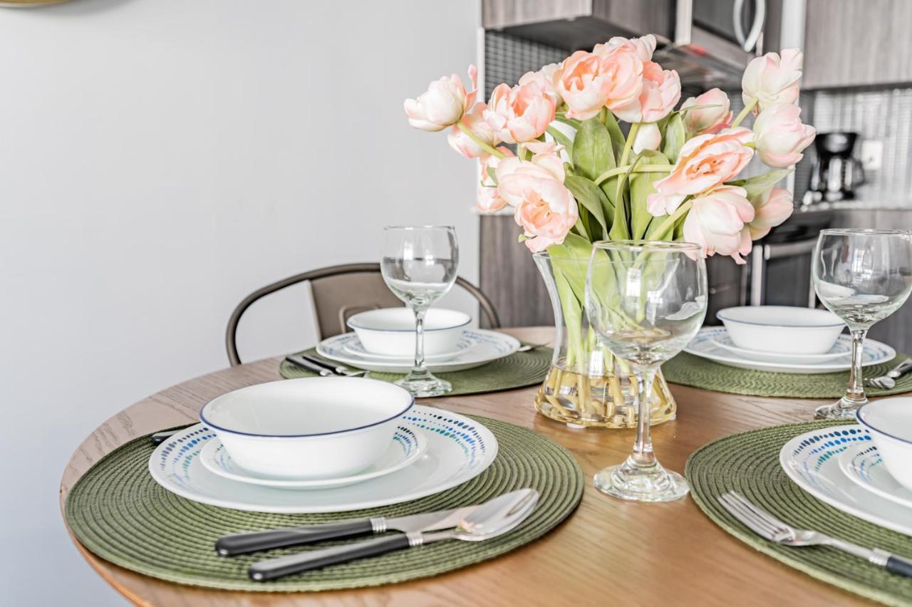Condo In Parklawn & Lake Shore With Free Parking Close To Airport Toronto Extérieur photo