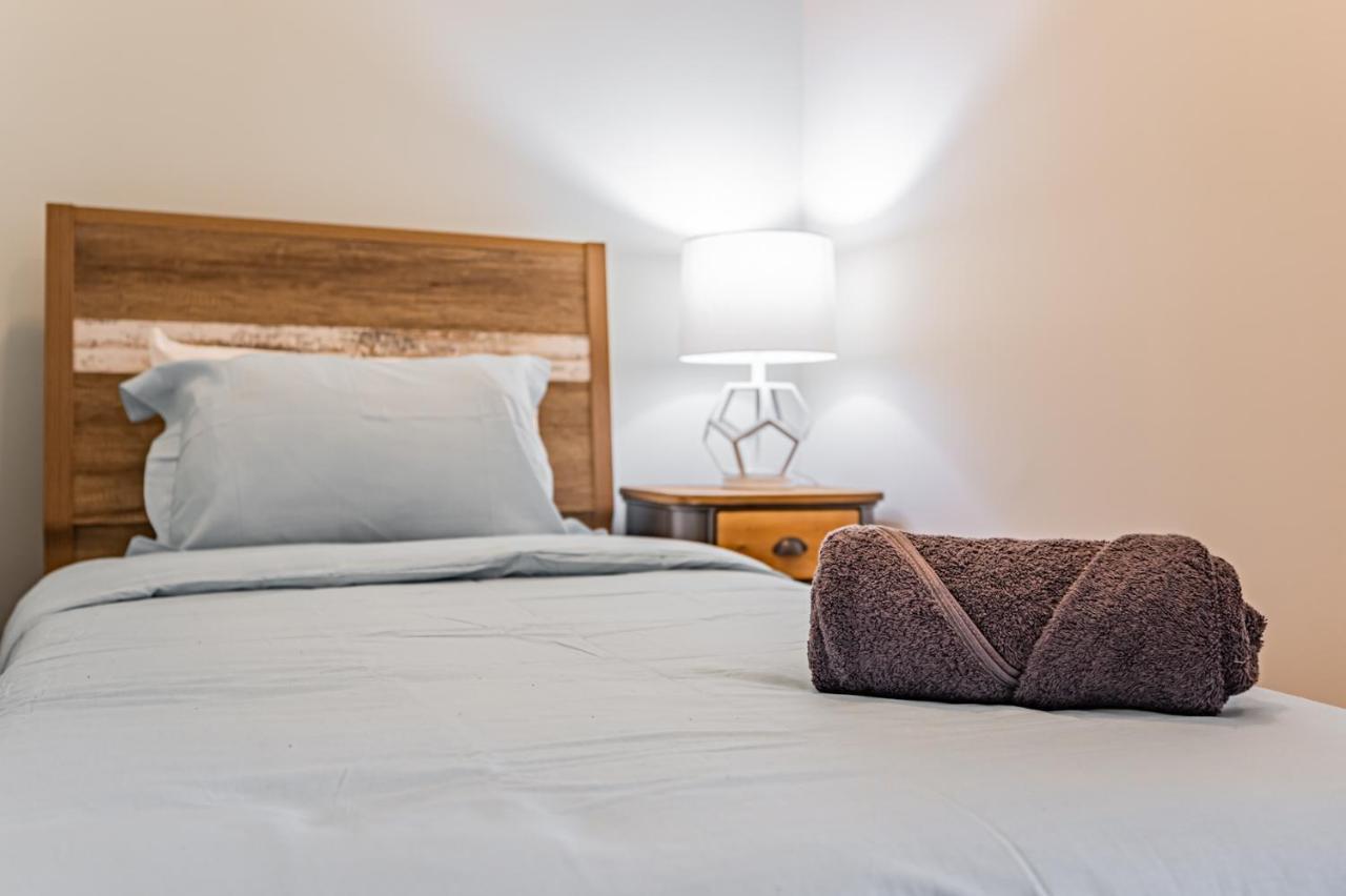 Condo In Parklawn & Lake Shore With Free Parking Close To Airport Toronto Extérieur photo