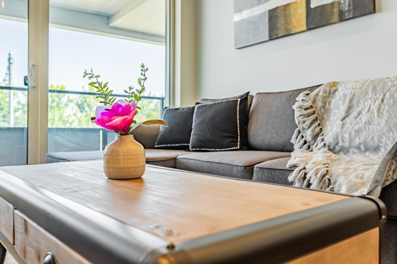 Condo In Parklawn & Lake Shore With Free Parking Close To Airport Toronto Extérieur photo