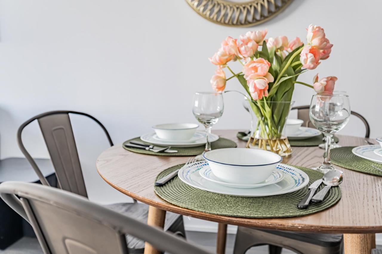 Condo In Parklawn & Lake Shore With Free Parking Close To Airport Toronto Extérieur photo